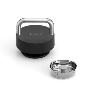 Couvercle noir avec support en acier inoxydable et écran de débit amovible, partie de EspressoGear, Fellow, Dernières nouveautés, tout sur le café.