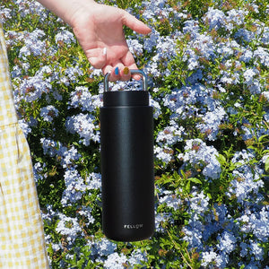 Mug isotherme mat noir avec poignée de transport, partie de Fellow, à emporter, Meilleures ventes, Dernières nouveautés, tout sur le café.