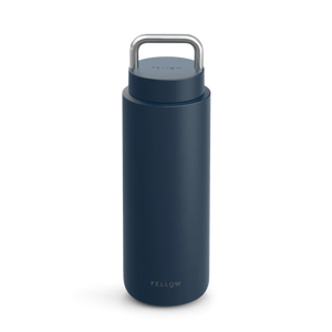 Gobelet isotherme bleu marine en acier inoxydable avec poignée de transport, partie de Fellow, À emporter, Meilleures ventes, tout sur le café.