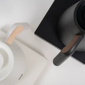Gros plan sur une bouilloire électrique noire et blanche avec des détails en bois pour barista et accessoires de café filtre de Timemore