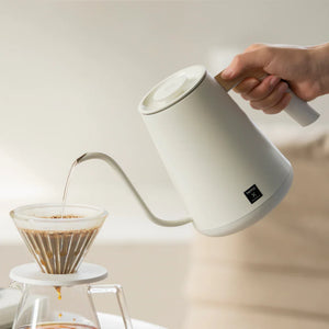 Bouilloire électrique blanche avec bec étroit et poignée en bois pour une précision optimale lors de l'infusion, par Timemore, tout sur le café.