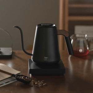 Bouilloire électrique noire avec bec étroit et poignée en bois pour barista et accessoires café filtre de Timemore, tout sur le café.