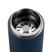 Gobelet take away réutilisable bleu avec couvercle isolant en acier inoxydable, partie de Fellow et EspressoGear, tout sur le café.