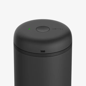 Bocal de conservation sous vide électrique mat noir pour café avec indicateur LED, partie de Fellow, Rangement, Dernières nouveautés, tout sur le café.