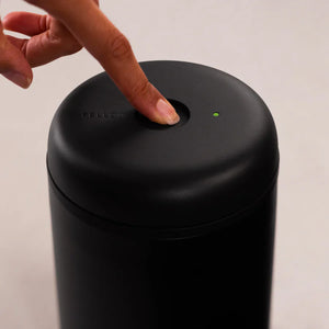 Conteneur sous vide électrique noir pour le stockage du café avec bouton et indicateur LED, partie de Fellow, EspressoGear, Rangement, Dernières nouveautés, tout sur le café.