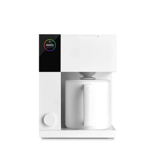 Cafetière blanche moderne pour infusion manuelle avec précision et contrôle, partie de Fellow, tout sur le café.