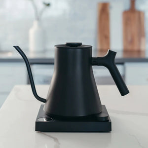 Bouilloire électrique noire avec col de cygne étroit sur unité de base, partie de Fellow, Bouilloire, EspressoGear, tout sur le café.