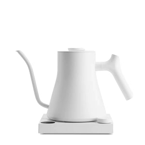 Bouilloire électrique blanche avec col de cygne étroit et contrôle numérique de la température, partie de Fellow, EspressoGear, tout sur le café