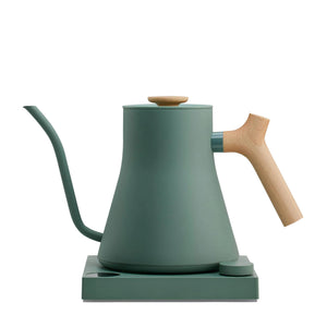 Bouilloire électrique verte avec poignée en bois et bec étroit pour précision, partie de Fellow, EspressoGear, tout sur le café