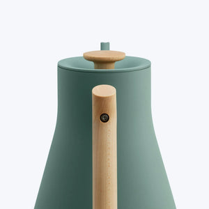Bouilloire verte avec poignée et couvercle en bois, conçue pour un contrôle précis de la température, partie de Fellow, EspressoGear, tout sur le café