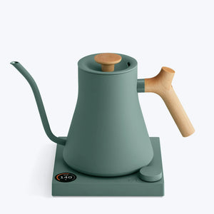 Bouilloire verte avec poignée en bois et long bec fin pour un percolage précis, partie de Fellow, EspressoGear, tout sur le café
