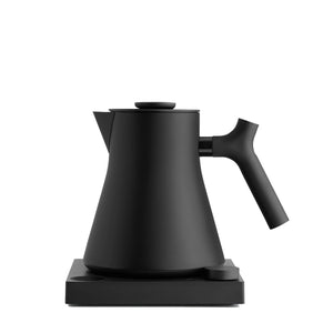 Bouilloire noire mate avec une forme équilibrée et une précision pour l'infusion, partie de Fellow, accessoires d'infusion, tout sur le café