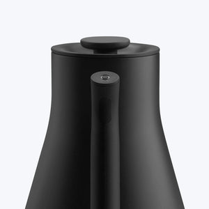 Bouilloire mate noire au design épuré avec poignée ergonomique, partie de Fellow, EspressoGear, tout sur le café