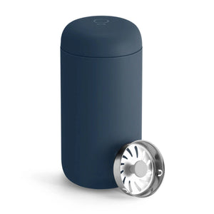 Gobelet take away réutilisable bleu mat avec couvercle amovible en acier inoxydable, partie de Fellow et EspressoGear, tout sur le café.