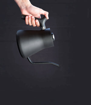 Bouilloire noire mate avec bec col de cygne étroit et poignée ergonomique, accessoires barista, tout sur le café.