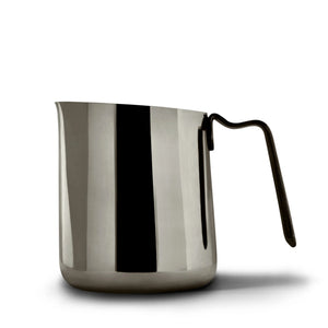 Pichet à lait en acier inoxydable avec versement précis pour latte art, poignée ergonomique, accessoires barista pour espresso, tout sur le café.