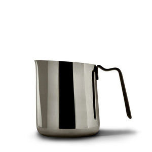 Pichet à lait en acier inoxydable poli miroir avec poignée ergonomique, parfait pour le latte art, accessoires espresso, tout sur le café.