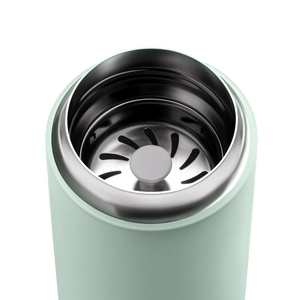 Gros plan d'un gobelet take away isolé vert menthe en acier inoxydable pour café, Dernières nouvelles, tout sur le café.