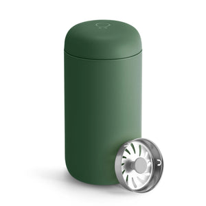 Gobelet à café réutilisable isolé de couleur verte avec filtre amovible, partie de Take away et EspressoGear, tout sur le café.