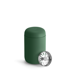 Tasse à café isolée verte avec couvercle et filtre amovibles, partie de Take away et EspressoGear, tout sur le café.