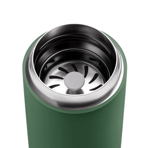 Détail du couvercle isolé avec filtre intégré en acier inoxydable pour gobelet take away vert, Fellow, tout sur le café.