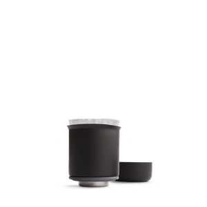 Cafetière manuelle noire mate avec fond plat pour une extraction uniforme, partie de EspressoGear, tout sur le café.