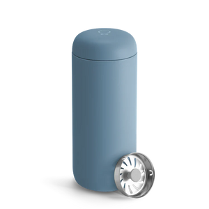 Gobelet de voyage réutilisable en bleu brume avec couvercle amovible, partie de Fellow, Take away, tout sur le café.