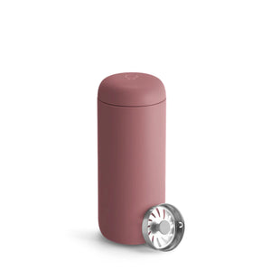 Gobelet de voyage réutilisable rose avec design minimaliste et couvercle amovible, partie de Fellow, Take away, tout sur le café