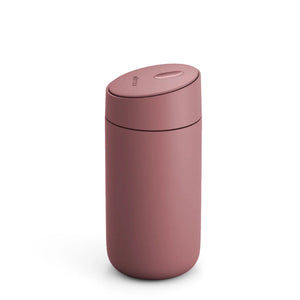 Gobelet de voyage réutilisable rose poudré avec couvercle coulissant, partie de Fellow, À emporter, Dernières nouveautés, tout sur le café.
