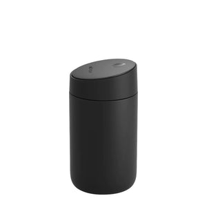 Gobelet isotherme noir avec couvercle coulissant pour take away, partie de Fellow et EspressoGear, tout sur le café.