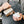 Barista verse du lait d'une verseuse polie en acier inoxydable, partie des accessoires Espresso et verseuse à lait, tout sur le café.