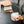 Barista verse du lait d'une verseuse polie en acier inoxydable, partie des accessoires Espresso et verseuse à lait, tout sur le café.