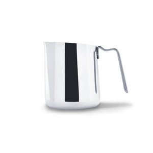 Pichet à lait poli en acier inoxydable avec bec verseur précis, partie des accessoires Espresso et pichet à lait, tout sur le café.