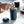 Main insérant un filtre dans une tasse à café réutilisable bleu mat, partie de Take away et EspressoGear, tout sur le café.