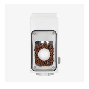 Moulin à espresso électrique blanc avec des grains dans le réservoir, partie de Fellow et EspressoGear, tout sur le café.