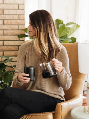 Carafe élégante en verre pour un service précis dans un environnement moderne, EspressoGear, Dernières nouveautés, tout sur le café.