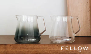 Deux carafes de service en verre au design moderne pour un service précis du café, partie de EspressoGear, Dernières nouveautés, tout sur le café.