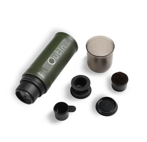 Machine à espresso portable vert forêt avec accessoires, parfaite pour une utilisation en extérieur et la préparation manuelle.