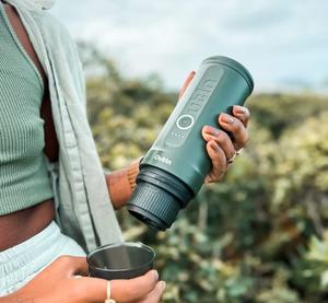 Cafetière espresso portable vert forêt avec tasse assortie, parfaite pour l'infusion manuelle en extérieur de Senaste nytt.