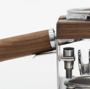 Support de porte-filtre en bois et métal pour un repos stable lors de la préparation d'espresso, accessoires barista, tout sur le café.