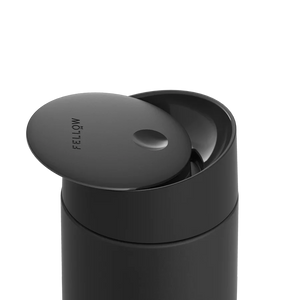 Thermos take away mat noir avec couvercle coulissant, partie de Fellow et EspressoGear, dernières nouveautés de tout sur le café.