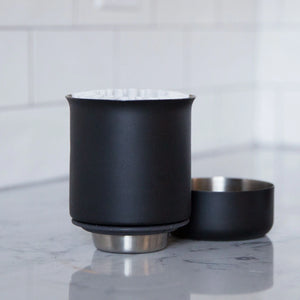 Presse manuelle mate noire avec fond plat en acier inoxydable, partie de Fellow et EspressoGear, tout sur le café.