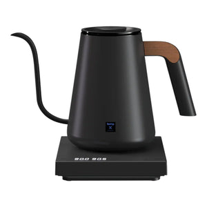 Bouilloire électrique noire avec bec étroit et détail en bois, de Timemore et accessoires infuser pour barista espresso