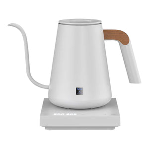 Bouilloire électrique blanche avec bec étroit et détail en bois sur la poignée, pour barista et accessoires café filtre, tout sur le café.