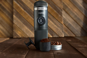 Nanopresso portable noire avec café en capsule et café moulu, accessoires espresso de barista et cafetières portables.